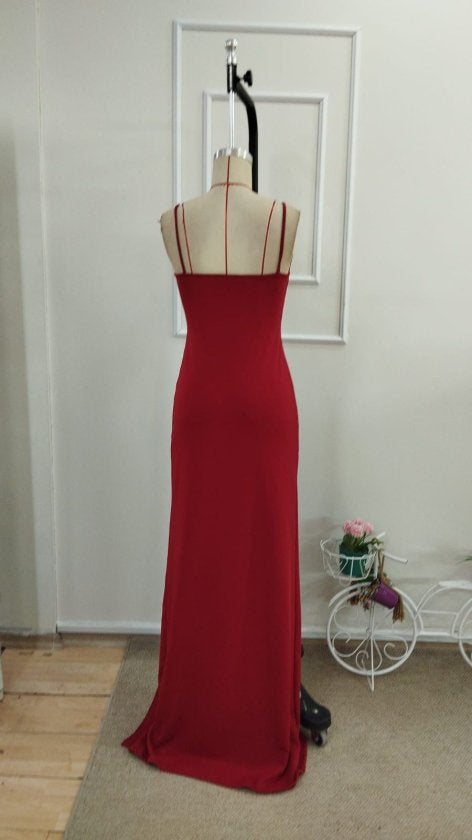 Rochie de damă din crep strălucitor, cu bretele, adânci și lungi, cu crăpături, 33524