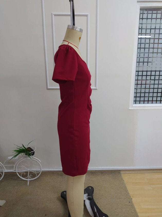Rochie scurtă de damă, cu mânecă scurtă, guler pătrat și încrețită lateral, din crep importat, 37833