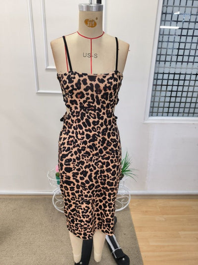 Rochie supreme scurta pentru femei cu bretele subtiri, guler rotund, snur pe laturi si model leopard, 35629