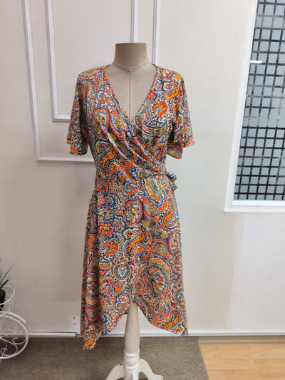 Rochie midi din suprem cu mânecă scurtă, guler încrucișat, detalii cu legătură laterală și model, 36709