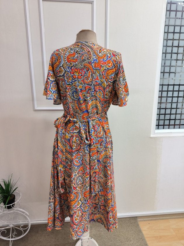 Rochie midi din suprem cu mânecă scurtă, guler încrucișat, detalii cu legătură laterală și model, 36709