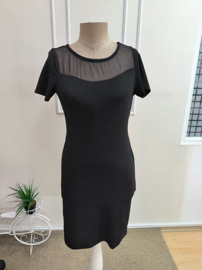 Rochie Scurtă din Crep Janjan cu Gât Barcă, Detaliu Tul, Fermoar Lateral, 36883