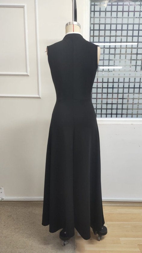 Rochie lungă de damă din crep, cu guler tunica, fără mâneci, cu detaliu tip picătură și nasturi din jean, 35965