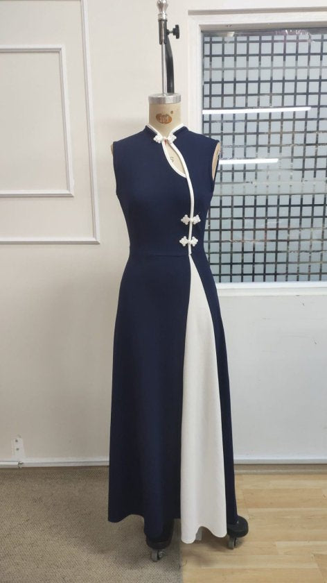 Rochie lungă din crep strălucitor, fără mâneci, cu guler mandarin și detaliu din cădere, cu nasturi detașabili, 35966
