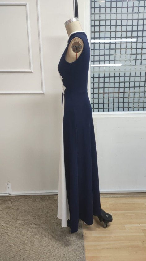 Rochie lungă din crep strălucitor, fără mâneci, cu guler mandarin și detaliu din cădere, cu nasturi detașabili, 35966