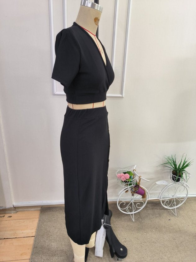 Compleu bluză crop cu mâneci scurte, guler wrap, cu nasturi și fustă midi din OTTOMAN, 37455