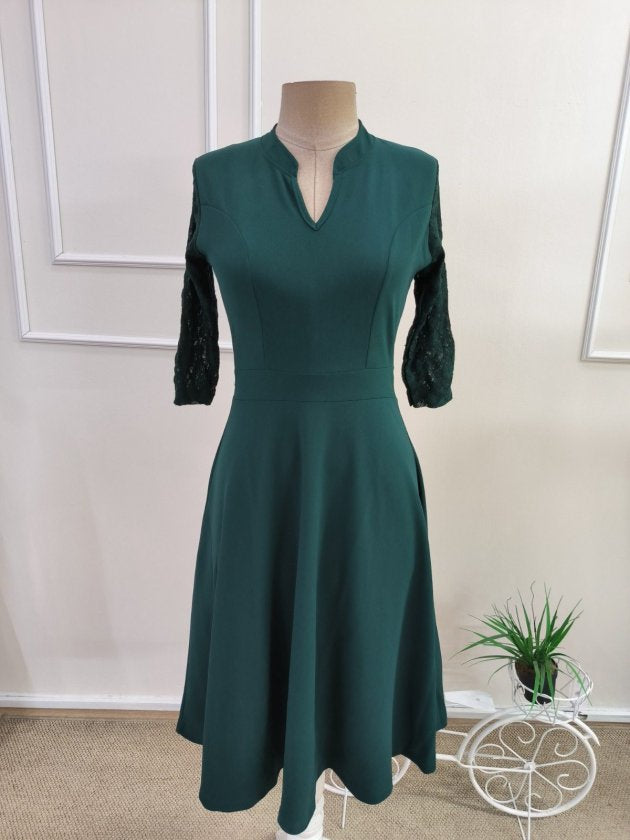 Rochie crep importata scurta pentru femei cu maneca scurta, guler V si detalii din dantela, 35722