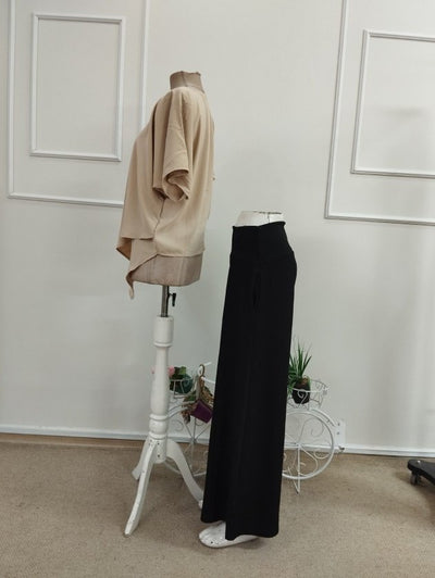 Costum două piese de damă cu bluză Dubai cu mânecă scurtă, guler rotund, croială asimetrică în față și pantaloni largi tip crep Janjan cu talie înaltă, 36161