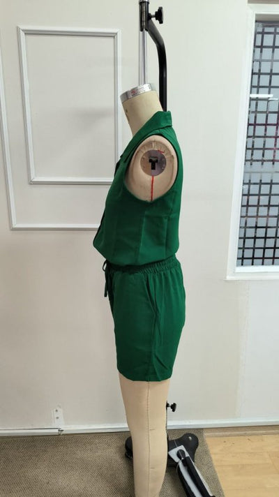 Costum două piese de damă, bluză Dubai fără mâneci, cu guler, nasturi frontali și pantaloni scurți cu șnur, 36253