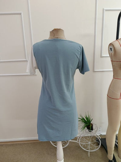 Rochie scurtă femininǎ din Krep importat, cu mâneci scurte, guler V, bicoloră, cu decupaj laser și detaliu de flori, 36262