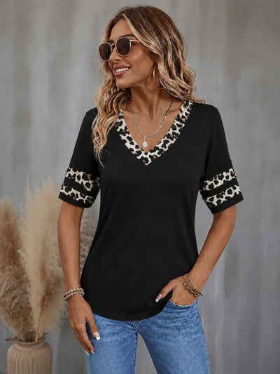 Bluza femininǎ din Vizcoză, cu mâneci scurte, guler V, cu model leopard, 36336