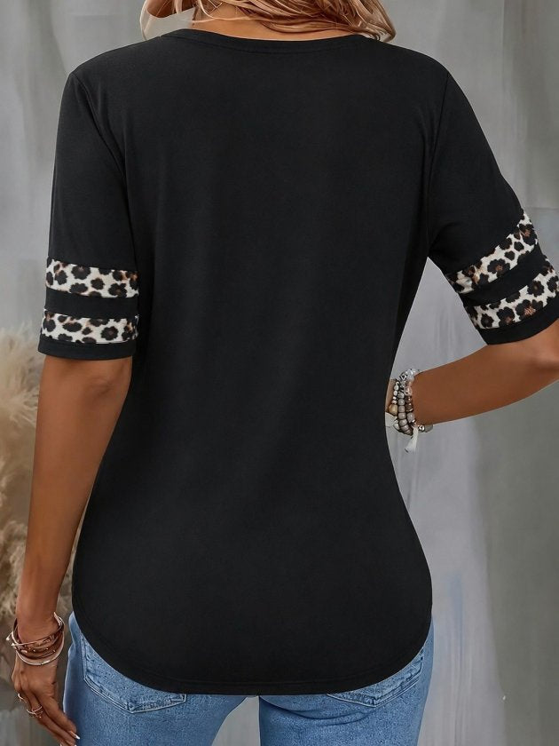 Bluza femininǎ din Vizcoză, cu mâneci scurte, guler V, cu model leopard, 36336