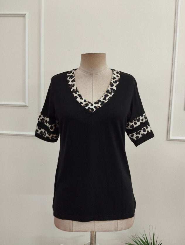 Bluza femininǎ din Vizcoză, cu mâneci scurte, guler V, cu model leopard, 36336