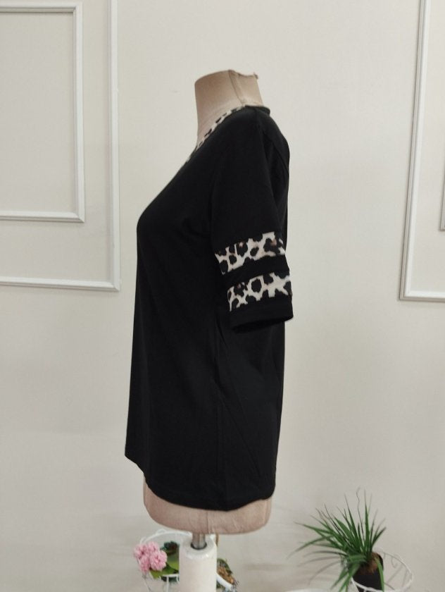 Bluza femininǎ din Vizcoză, cu mâneci scurte, guler V, cu model leopard, 36336