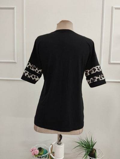 Bluza femininǎ din Vizcoză, cu mâneci scurte, guler V, cu model leopard, 36336