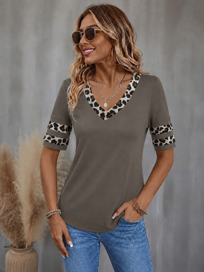 Bluza femininǎ din Vizcoză, cu mâneci scurte, guler V, cu model leopard, 36337