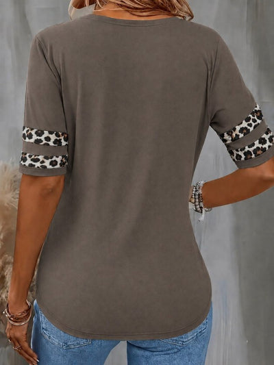 Bluza femininǎ din Vizcoză, cu mâneci scurte, guler V, cu model leopard, 36337