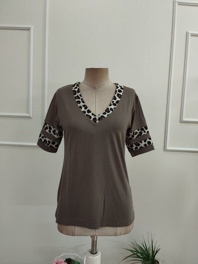 Bluza femininǎ din Vizcoză, cu mâneci scurte, guler V, cu model leopard, 36337