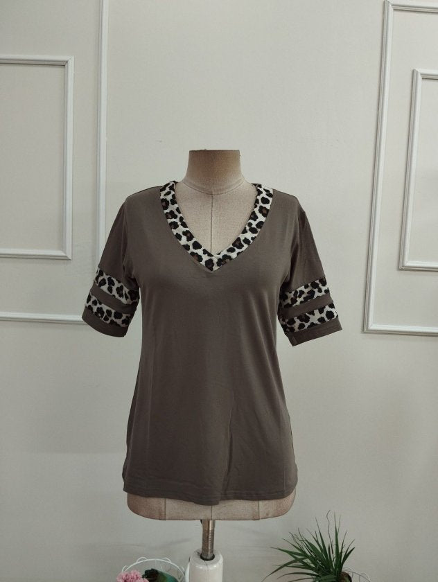 Bluza femininǎ din Vizcoză, cu mâneci scurte, guler V, cu model leopard, 36337
