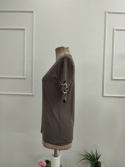 Bluza femininǎ din Vizcoză, cu mâneci scurte, guler V, cu model leopard, 36337