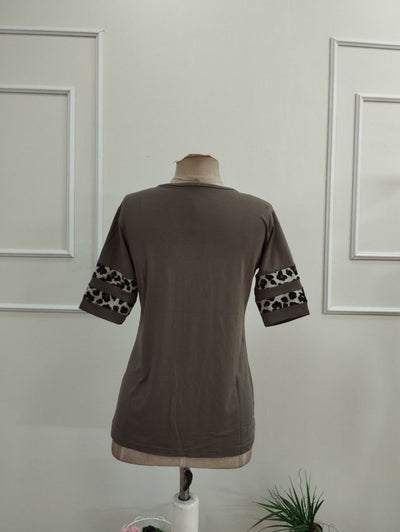Bluza femininǎ din Vizcoză, cu mâneci scurte, guler V, cu model leopard, 36337