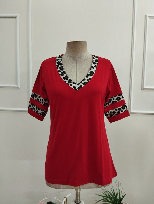 Bluza femininǎ din Vizcoză, cu mâneci scurte, guler V, cu model leopard, 36338