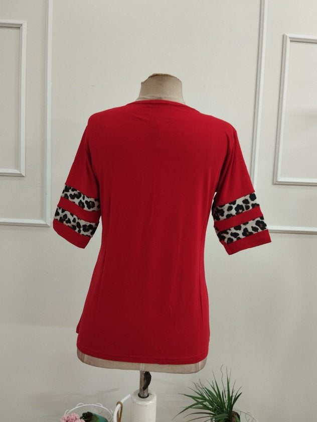 Bluza femininǎ din Vizcoză, cu mâneci scurte, guler V, cu model leopard, 36338