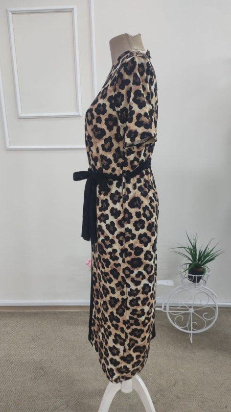 Rochie lungă femininǎ din Vizcoză, cu mâneci scurte, guler în crâu, detaliu leopard pe o parte, 36405