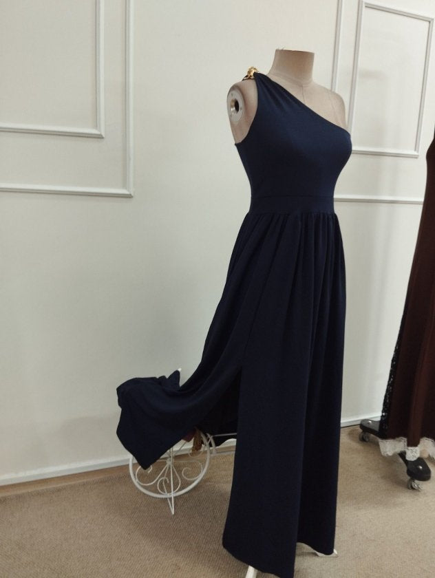 Rochie lungă femininǎ din Janjan Krep, cu o singură bretă, detaliu cu cataramă, tăieturi pe spate, 36433