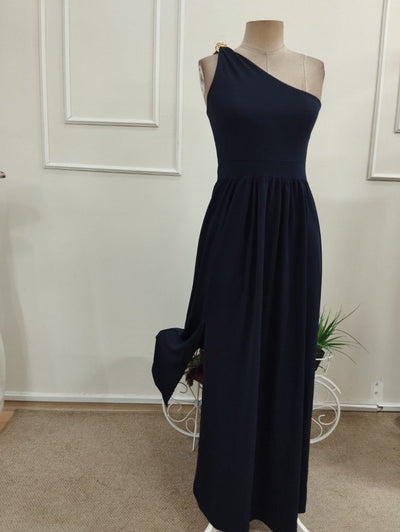 Rochie lungă femininǎ din Janjan Krep, cu o singură bretă, detaliu cu cataramă, tăieturi pe spate, 36433