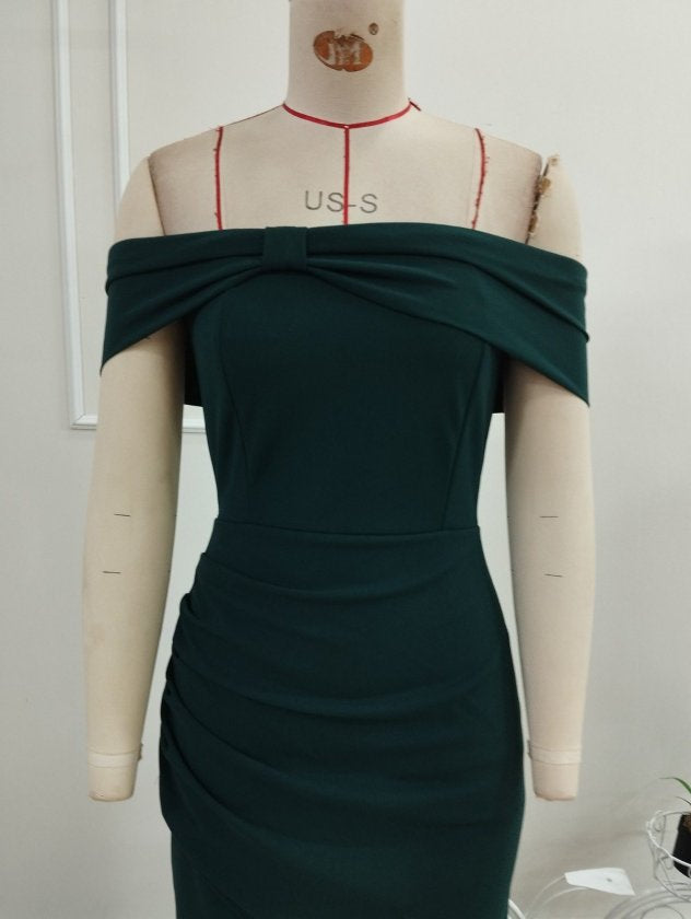 Rochie din Krep importat, lungă, femininǎ cu tăieturi adânci pe spate, cu umeri descoperiți, 36447