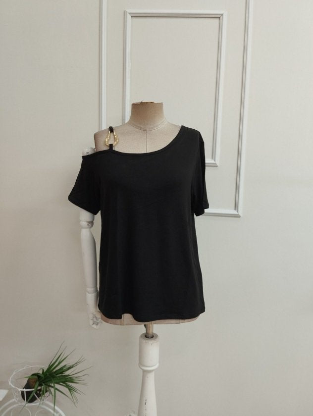 Bluza din viscon cu mânecă scurtă, bretela unui singur umar, detalii cu cataramă, 36530