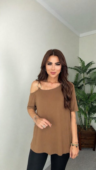 Bluza din viscon cu mânecă scurtă, bretela unui singur umar, detalii cu cataramă, 36531