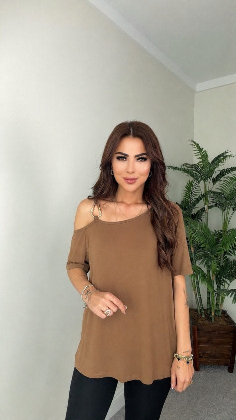 Bluza din viscon cu mânecă scurtă, bretela unui singur umar, detalii cu cataramă, 36531