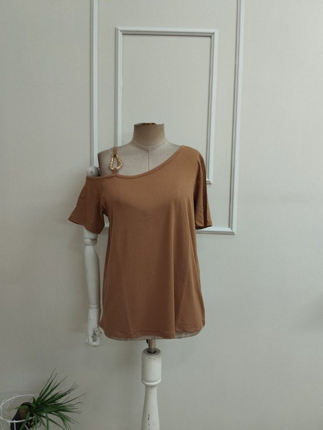 Bluza din viscon cu mânecă scurtă, bretela unui singur umar, detalii cu cataramă, 36531