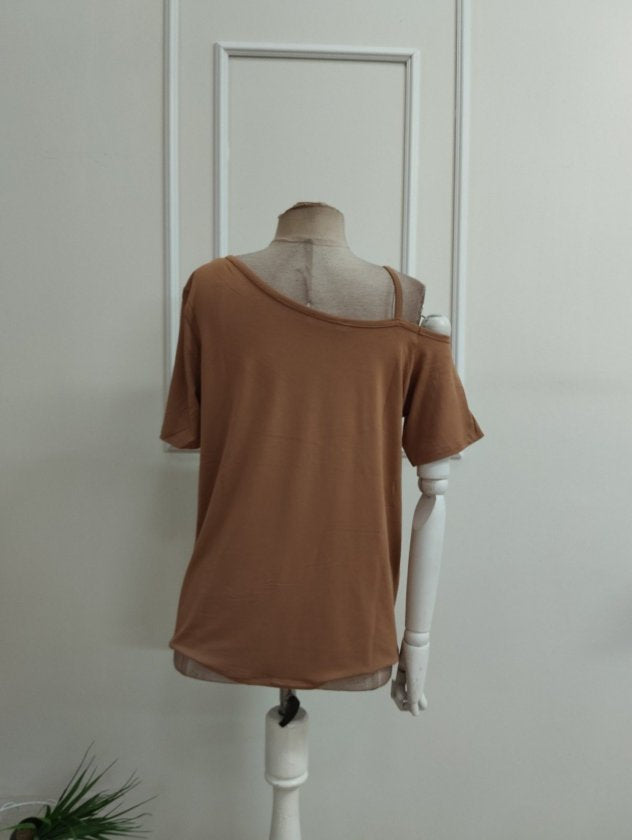 Bluza din viscon cu mânecă scurtă, bretela unui singur umar, detalii cu cataramă, 36531