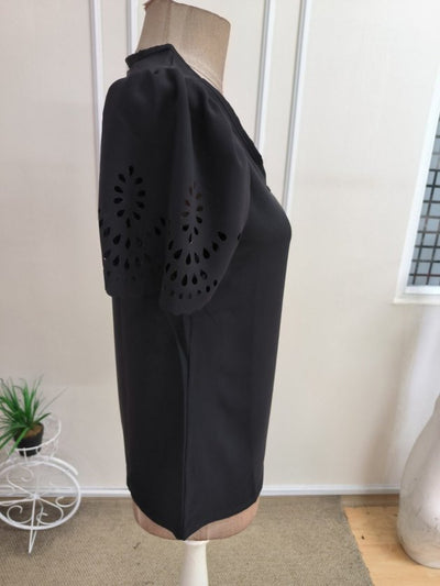 Bluza Dubai din viscon cu mânecă scurtă, guler V, mâneci cu dantelă, 36551