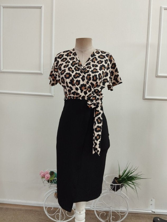 Rochie scurtă de damă cu mânecă scurtă, guler petrecut, cordon în talie, partea de sus din neopren, partea de jos din crep janjan, 36798