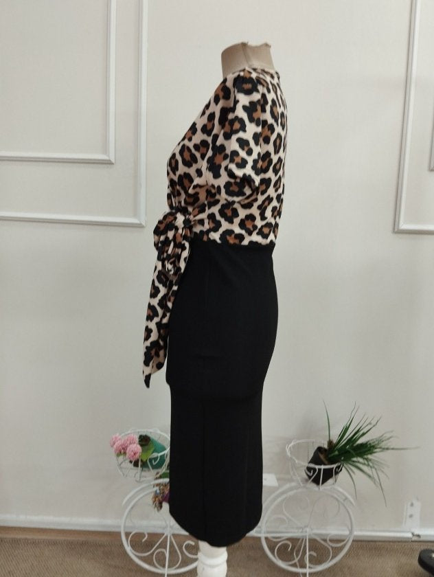 Rochie scurtă de damă cu mânecă scurtă, guler petrecut, cordon în talie, partea de sus din neopren, partea de jos din crep janjan, 36798