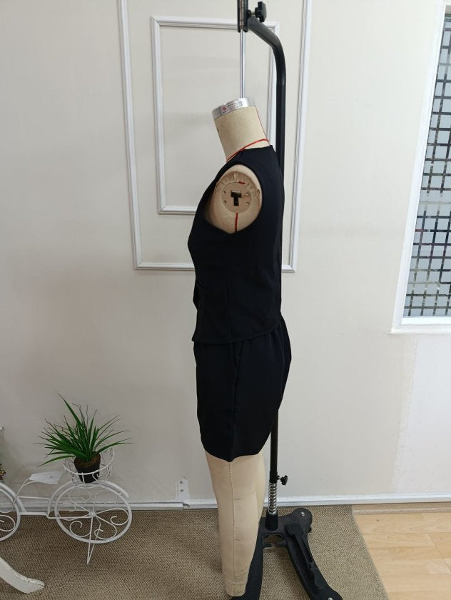 Set două piese pentru femei, vestă din satin fără mâneci cu decolteu în V și nasturi și pantaloni scurți, 37297