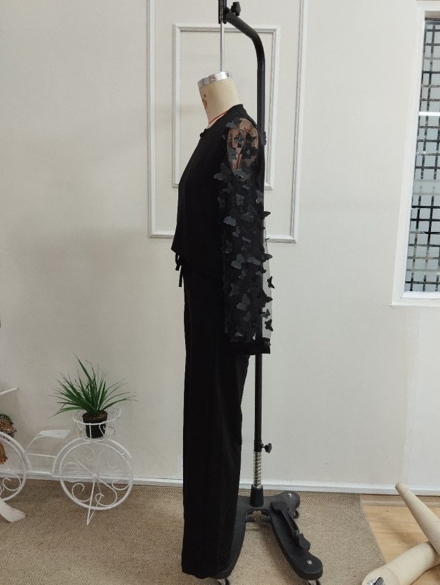 Compleu bluză din viscoză dublă cu mâneci lungi, guler barcă, cu tull pe mâneci și pantalon, 37428