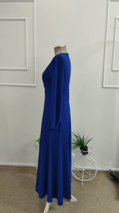 Rochie lungă de damă din crep janjan, cu mâneci lungi, guler petrecut și detaliu plisat la nivelul taliei, 37325