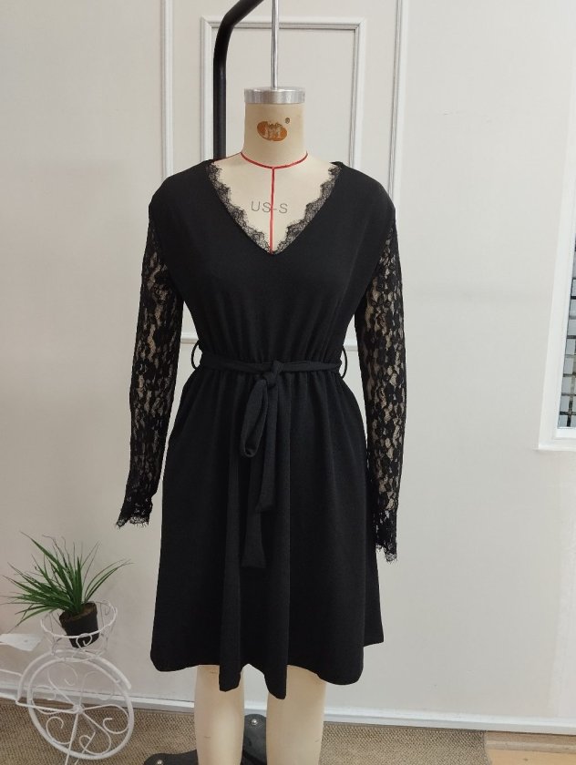 Rochie crepon scurtă din import cu mâneci lungi, guler V din dantelă, cu curea și buzunare, 37475