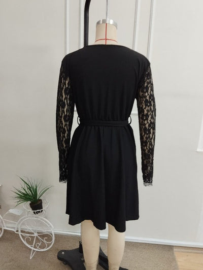 Rochie crepon scurtă din import cu mâneci lungi, guler V din dantelă, cu curea și buzunare, 37475
