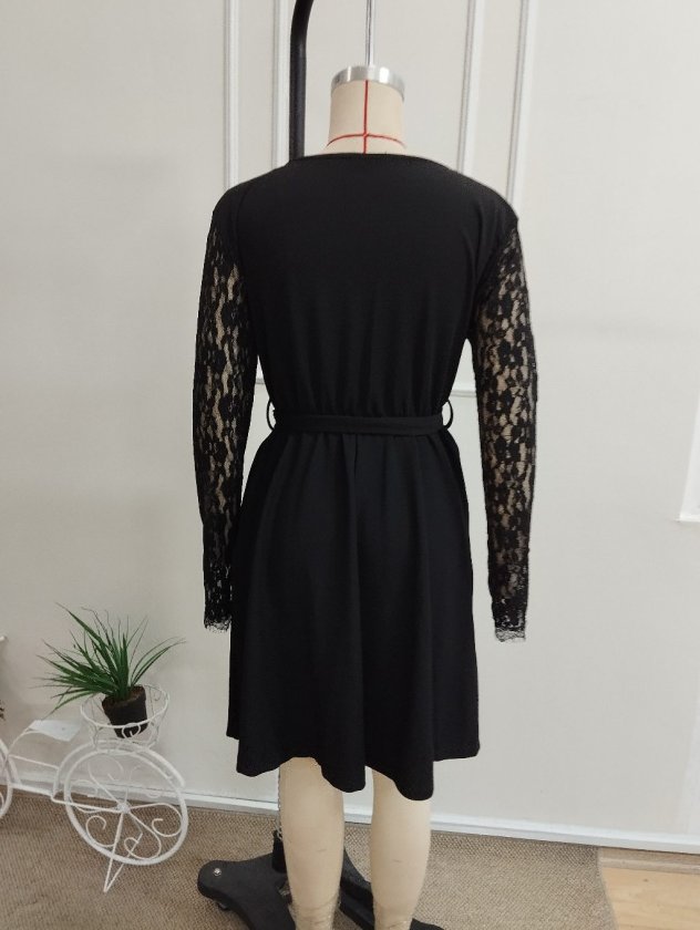 Rochie crepon scurtă din import cu mâneci lungi, guler V din dantelă, cu curea și buzunare, 37475
