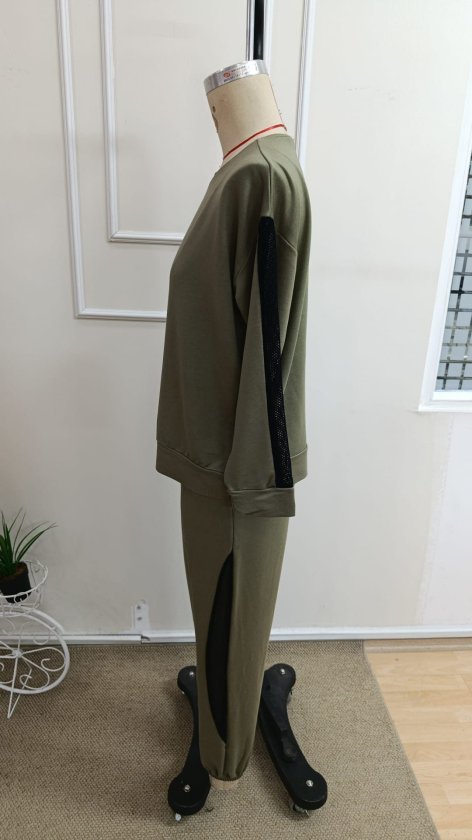 Compleu bluză cu mâneci lungi, guler barcă, detaliu tull și pantalon din viscoză dublă, 37522