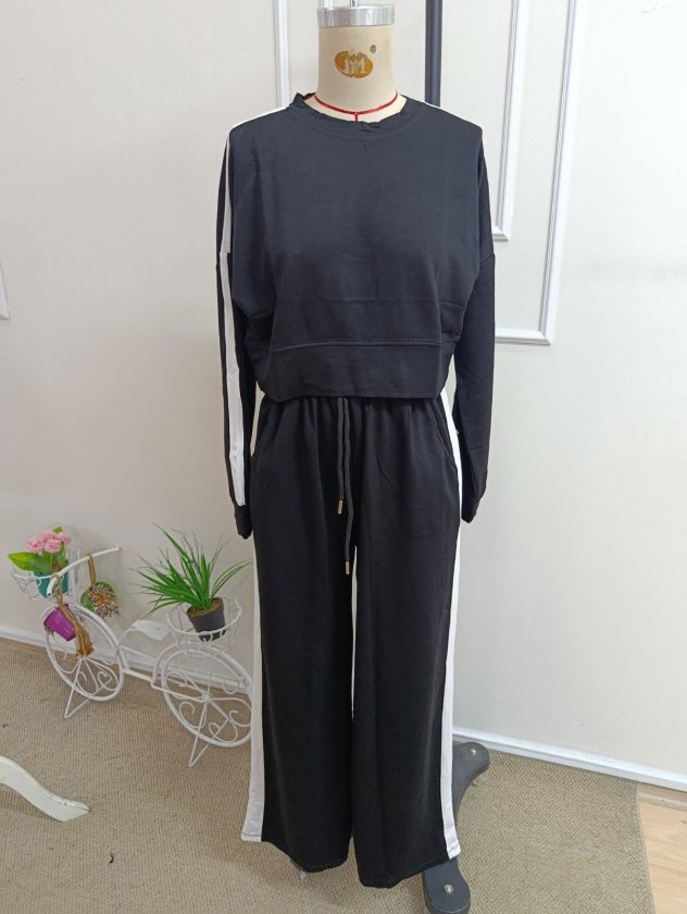 Set de două piese pentru femei - bluză scurtă din viscoză cu mâneci lungi, gât rotund și pantaloni, 37609