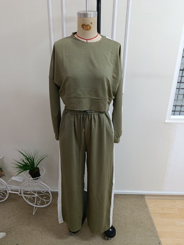 Set de două piese pentru femei - bluză scurtă din viscoză cu mâneci lungi, gât rotund și pantaloni, 37610