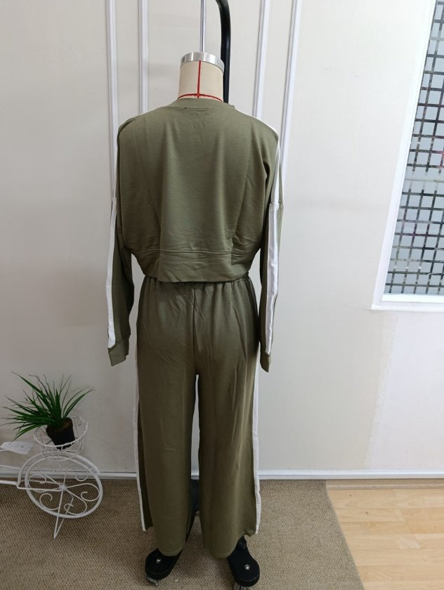 Set de două piese pentru femei - bluză scurtă din viscoză cu mâneci lungi, gât rotund și pantaloni, 37610
