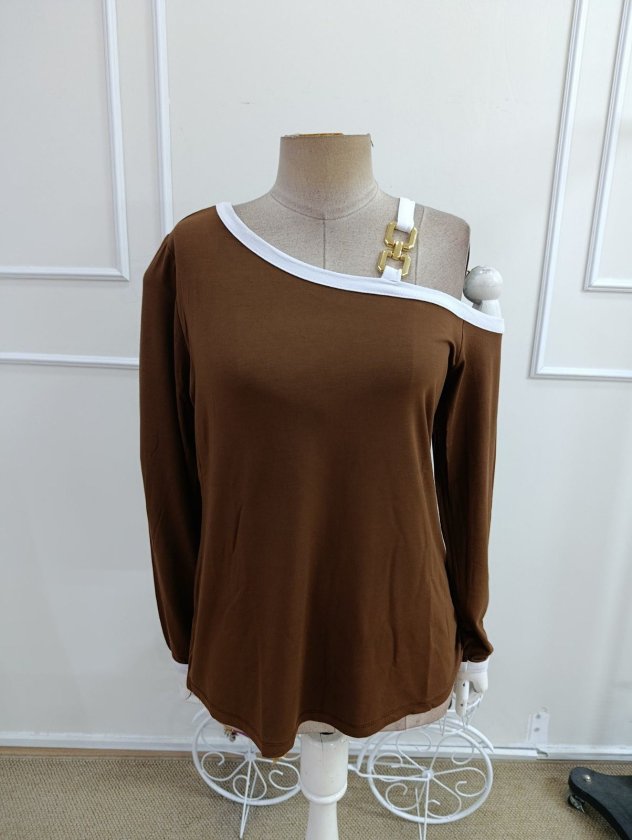 Bluză din Viscon pentru Femei cu Mâneci Lungi, Guler Degajat, Deschidere pe o Umăr, Detalii Accesoriu, 37655